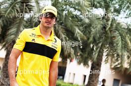 Carlos Sainz Jr (ESP) Renault Sport F1 Team. 06.04.2018. Formula 1 World Championship, Rd 2, Bahrain Grand Prix, Sakhir, Bahrain, Practice Day