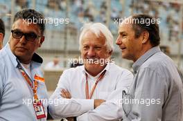 Charlie Whiting (GBR) FIA Delegate with Gerhard Berger (AUT) (Right). 08.04.2018. Formula 1 World Championship, Rd 2, Bahrain Grand Prix, Sakhir, Bahrain, Race Day.