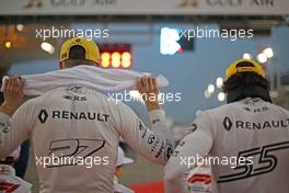 Nico Hulkenberg (GER) Renault Sport F1 Team andCarlos Sainz Jr (ESP) Renault F1 Team  08.04.2018. Formula 1 World Championship, Rd 2, Bahrain Grand Prix, Sakhir, Bahrain, Race Day.
