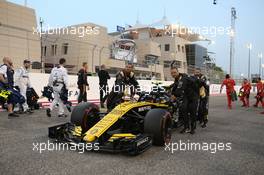 Renault mechanics pushing the car on the grid. Carlos Sainz Jr (ESP) Renault Sport F1 Team RS18. 08.04.2018. Formula 1 World Championship, Rd 2, Bahrain Grand Prix, Sakhir, Bahrain, Race Day.