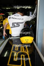 Carlos Sainz Jr (ESP) Renault F1 Team  08.04.2018. Formula 1 World Championship, Rd 2, Bahrain Grand Prix, Sakhir, Bahrain, Race Day.