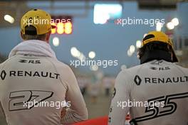 Nico Hulkenberg (GER) Renault Sport F1 Team and Carlos Sainz Jr (ESP) Renault F1 Team  08.04.2018. Formula 1 World Championship, Rd 2, Bahrain Grand Prix, Sakhir, Bahrain, Race Day.