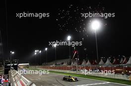 Nico Hulkenberg (GER) Renault Sport F1 Team RS18 takes the chequered flag at the end of the race. 08.04.2018. Formula 1 World Championship, Rd 2, Bahrain Grand Prix, Sakhir, Bahrain, Race Day.