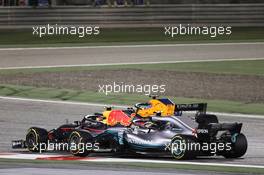 Lewis Hamilton (GBR) Mercedes AMG F1 W09 and Max Verstappen (NLD) Red Bull Racing RB14 battle for position. 08.04.2018. Formula 1 World Championship, Rd 2, Bahrain Grand Prix, Sakhir, Bahrain, Race Day.