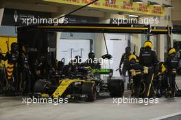 Nico Hulkenberg (GER) Renault Sport F1 Team RS18 pit stop. 08.04.2018. Formula 1 World Championship, Rd 2, Bahrain Grand Prix, Sakhir, Bahrain, Race Day.