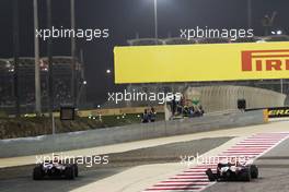 Max Verstappen (NLD) Red Bull Racing RB14 (Right) with a puncture, passes team mate Daniel Ricciardo (AUS) Red Bull Racing RB14, who stopped on the circuit. 08.04.2018. Formula 1 World Championship, Rd 2, Bahrain Grand Prix, Sakhir, Bahrain, Race Day.