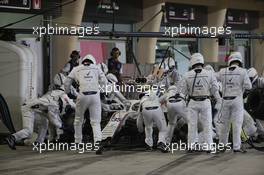 Sergey Sirotkin (RUS) Williams FW41 pit stop. 08.04.2018. Formula 1 World Championship, Rd 2, Bahrain Grand Prix, Sakhir, Bahrain, Race Day.