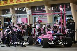 Sergio Perez (MEX) Sahara Force India F1 VJM11 pit stop. 08.04.2018. Formula 1 World Championship, Rd 2, Bahrain Grand Prix, Sakhir, Bahrain, Race Day.
