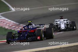 Pierre Gasly (FRA) Scuderia Toro Rosso and Marcus Ericsson (SWE) Sauber F1 Team  08.04.2018. Formula 1 World Championship, Rd 2, Bahrain Grand Prix, Sakhir, Bahrain, Race Day.