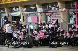 Sergio Perez (MEX) Sahara Force India F1 VJM11 pit stop. 08.04.2018. Formula 1 World Championship, Rd 2, Bahrain Grand Prix, Sakhir, Bahrain, Race Day.