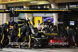 Nico Hulkenberg (GER) Renault Sport F1 Team RS18 makes a pit stop. 08.04.2018. Formula 1 World Championship, Rd 2, Bahrain Grand Prix, Sakhir, Bahrain, Race Day.