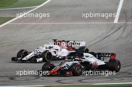Romain Grosjean (FRA) Haas F1 Team VF-18 and Marcus Ericsson (SWE) Sauber C37 battle for position. 08.04.2018. Formula 1 World Championship, Rd 2, Bahrain Grand Prix, Sakhir, Bahrain, Race Day.