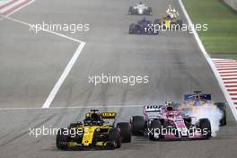 Esteban Ocon (FRA) Force India F1 and Fernando Alonso (ESP) McLaren F1  08.04.2018. Formula 1 World Championship, Rd 2, Bahrain Grand Prix, Sakhir, Bahrain, Race Day.
