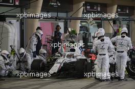 Sergey Sirotkin (RUS) Williams FW41 pit stop. 08.04.2018. Formula 1 World Championship, Rd 2, Bahrain Grand Prix, Sakhir, Bahrain, Race Day.
