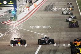 Max Verstappen (NLD) Red Bull Racing RB14 and Lewis Hamilton (GBR) Mercedes AMG F1 W09 battle for position. 08.04.2018. Formula 1 World Championship, Rd 2, Bahrain Grand Prix, Sakhir, Bahrain, Race Day.