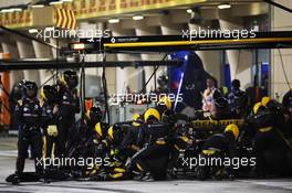 Carlos Sainz Jr (ESP) Renault Sport F1 Team RS18 makes a pit stop. 08.04.2018. Formula 1 World Championship, Rd 2, Bahrain Grand Prix, Sakhir, Bahrain, Race Day.