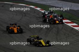Max Verstappen (NLD) Red Bull Racing RB14 and Lewis Hamilton (GBR) Mercedes AMG F1 W09 battle for position. 08.04.2018. Formula 1 World Championship, Rd 2, Bahrain Grand Prix, Sakhir, Bahrain, Race Day.