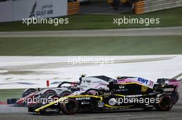 Nico Hulkenberg (GER) Renault Sport F1 Team RS18 battle for position with Kevin Magnussen (DEN) Haas VF-18. 08.04.2018. Formula 1 World Championship, Rd 2, Bahrain Grand Prix, Sakhir, Bahrain, Race Day.