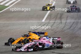 Esteban Ocon (FRA) Sahara Force India F1 VJM11 battle for position with Fernando Alonso (ESP) McLaren MCL33. 08.04.2018. Formula 1 World Championship, Rd 2, Bahrain Grand Prix, Sakhir, Bahrain, Race Day.