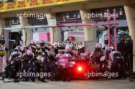 Sergio Perez (MEX) Sahara Force India F1 VJM11 pit stop. 08.04.2018. Formula 1 World Championship, Rd 2, Bahrain Grand Prix, Sakhir, Bahrain, Race Day.