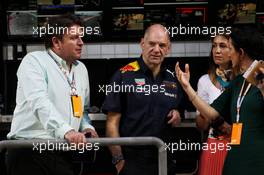 (L to R): James Martin (GBR) Celebrity Chef with Adrian Newey (GBR) Red Bull Racing Chief Technical Officer. 07.04.2018. Formula 1 World Championship, Rd 2, Bahrain Grand Prix, Sakhir, Bahrain, Qualifying Day.