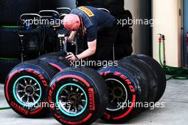 Pirelli engineer with tyres. 07.04.2018. Formula 1 World Championship, Rd 2, Bahrain Grand Prix, Sakhir, Bahrain, Qualifying Day.