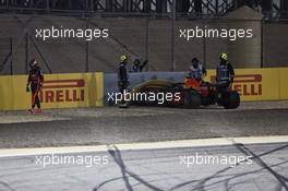 Max Verstappen (NLD) Red Bull Racing RB14 crashed during qualifying. 07.04.2018. Formula 1 World Championship, Rd 2, Bahrain Grand Prix, Sakhir, Bahrain, Qualifying Day.