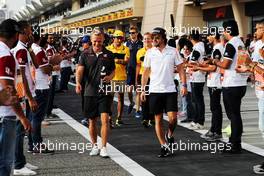 (L to R): Kevin Magnussen (DEN) Haas F1 Team with Fernando Alonso (ESP) McLaren on the drivers parade. 08.04.2018. Formula 1 World Championship, Rd 2, Bahrain Grand Prix, Sakhir, Bahrain, Race Day.