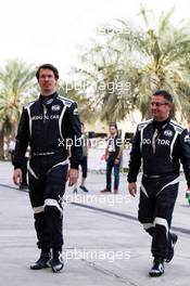 (L to R): Alan Van Der Merwe (RSA) FIA Medical Car Driver with Dr Ian Roberts (GBR) FIA Doctor. 08.04.2018. Formula 1 World Championship, Rd 2, Bahrain Grand Prix, Sakhir, Bahrain, Race Day.