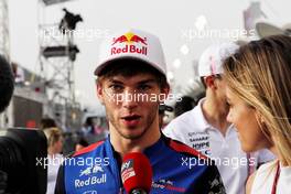 Pierre Gasly (FRA) Scuderia Toro Rosso on the drivers parade. 08.04.2018. Formula 1 World Championship, Rd 2, Bahrain Grand Prix, Sakhir, Bahrain, Race Day.