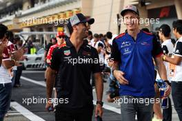 (L to R): Daniel Ricciardo (AUS) Red Bull Racing with Brendon Hartley (NZL) Scuderia Toro Rosso on the drivers parade. 08.04.2018. Formula 1 World Championship, Rd 2, Bahrain Grand Prix, Sakhir, Bahrain, Race Day.