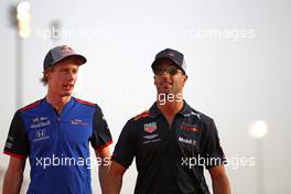 Brendon Hartley (NZ) Scuderia Toro Rosso and Daniel Ricciardo (AUS) Red Bull Racing  08.04.2018. Formula 1 World Championship, Rd 2, Bahrain Grand Prix, Sakhir, Bahrain, Race Day.