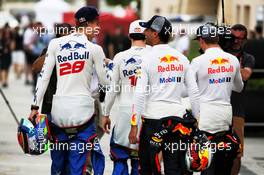 (L to R): Brendon Hartley (NZL) Scuderia Toro Rosso with Daniel Ricciardo (AUS) Red Bull Racing. 05.04.2018. Formula 1 World Championship, Rd 2, Bahrain Grand Prix, Sakhir, Bahrain, Preparation Day.