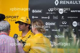Carlos Sainz Jr (ESP) Renault Sport F1 Team with the media. 05.04.2018. Formula 1 World Championship, Rd 2, Bahrain Grand Prix, Sakhir, Bahrain, Preparation Day.