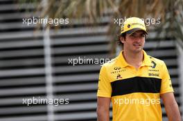 Carlos Sainz Jr (ESP) Renault Sport F1 Team. 05.04.2018. Formula 1 World Championship, Rd 2, Bahrain Grand Prix, Sakhir, Bahrain, Preparation Day.