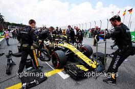 Carlos Sainz Jr (ESP) Renault Sport F1 Team RS18 on the grid. 11.11.2018. Formula 1 World Championship, Rd 20, Brazilian Grand Prix, Sao Paulo, Brazil, Race Day.