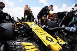 Carlos Sainz Jr (ESP) Renault Sport F1 Team RS18 on the grid. 11.11.2018. Formula 1 World Championship, Rd 20, Brazilian Grand Prix, Sao Paulo, Brazil, Race Day.