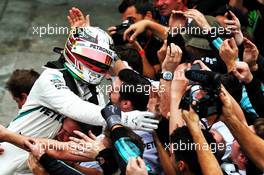 Race winner Lewis Hamilton (GBR) Mercedes AMG F1 celebrates with the team in parc ferme. 11.11.2018. Formula 1 World Championship, Rd 20, Brazilian Grand Prix, Sao Paulo, Brazil, Race Day.