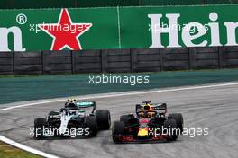 Valtteri Bottas (FIN) Mercedes AMG F1 W09 and Daniel Ricciardo (AUS) Red Bull Racing RB14 battle for position. 11.11.2018. Formula 1 World Championship, Rd 20, Brazilian Grand Prix, Sao Paulo, Brazil, Race Day.