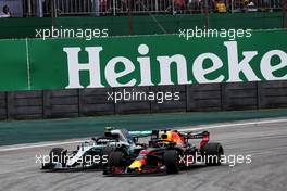 Valtteri Bottas (FIN) Mercedes AMG F1 W09 and Daniel Ricciardo (AUS) Red Bull Racing RB14 battle for position. 11.11.2018. Formula 1 World Championship, Rd 20, Brazilian Grand Prix, Sao Paulo, Brazil, Race Day.