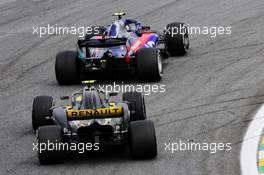 Pierre Gasly (FRA) Scuderia Toro Rosso STR13 leads Carlos Sainz Jr (ESP) Renault Sport F1 Team RS18. 11.11.2018. Formula 1 World Championship, Rd 20, Brazilian Grand Prix, Sao Paulo, Brazil, Race Day.