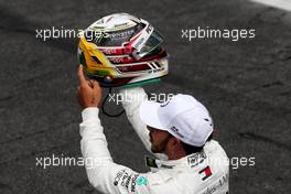 Lewis Hamilton (GBR) Mercedes AMG F1 celebrates his pole position in qualifying parc ferme. 10.11.2018. Formula 1 World Championship, Rd 20, Brazilian Grand Prix, Sao Paulo, Brazil, Qualifying Day.