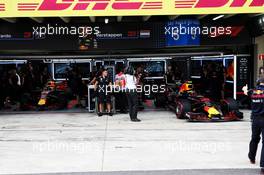 Daniel Ricciardo (AUS) Red Bull Racing RB14 and Max Verstappen (NLD) Red Bull Racing RB14 (Right) in the pits. 10.11.2018. Formula 1 World Championship, Rd 20, Brazilian Grand Prix, Sao Paulo, Brazil, Qualifying Day.