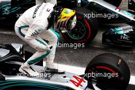 Lewis Hamilton (GBR) Mercedes AMG F1 W09 celebrates his pole position in qualifying parc ferme. 10.11.2018. Formula 1 World Championship, Rd 20, Brazilian Grand Prix, Sao Paulo, Brazil, Qualifying Day.