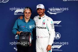Lewis Hamilton (GBR) Mercedes AMG F1 receives the Pirelli pole position award from Felipe Massa (BRA). 10.11.2018. Formula 1 World Championship, Rd 20, Brazilian Grand Prix, Sao Paulo, Brazil, Qualifying Day.