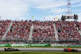 Daniel Ricciardo (AUS) Red Bull Racing RB14 leads Nico Hulkenberg (GER) Renault Sport F1 Team RS18. 10.06.2018. Formula 1 World Championship, Rd 7, Canadian Grand Prix, Montreal, Canada, Race Day.