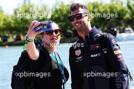 Daniel Ricciardo (AUS) Red Bull Racing with a fan. 10.06.2018. Formula 1 World Championship, Rd 7, Canadian Grand Prix, Montreal, Canada, Race Day.