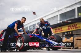 Scuderia Toro Rosso STR13 pushed down the pits by mechanics. 07.06.2018. Formula 1 World Championship, Rd 7, Canadian Grand Prix, Montreal, Canada, Preparation Day.