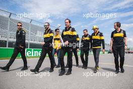 Carlos Sainz Jr (ESP) Renault Sport F1 Team and Jack Aitken (GBR) / (KOR) Renault Sport F1 Team Test and Reserve Driver walk the circuit with the team. 07.06.2018. Formula 1 World Championship, Rd 7, Canadian Grand Prix, Montreal, Canada, Preparation Day.