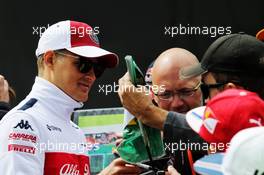 Marcus Ericsson (SWE) Sauber F1 Team signs autographs for the fans. 07.06.2018. Formula 1 World Championship, Rd 7, Canadian Grand Prix, Montreal, Canada, Preparation Day.